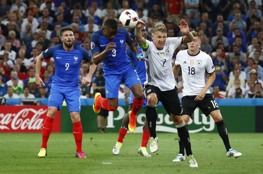 Germania-Francia, la follia di Schweinsteiger al 46&#39; del primo tempo: mani sul colpo di testa di Evra, costerà caro. Reuters